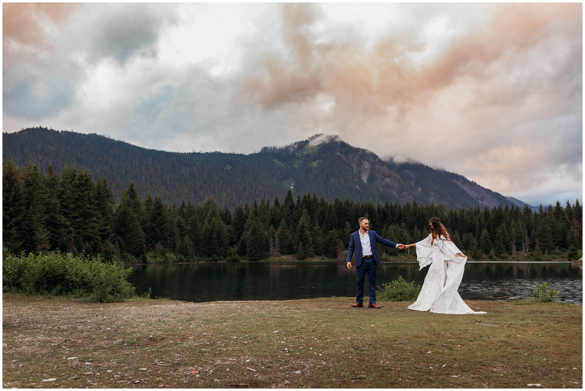 beautiful sunset with bride and groom | Gold Creek Pond Washington Elopement Photographer